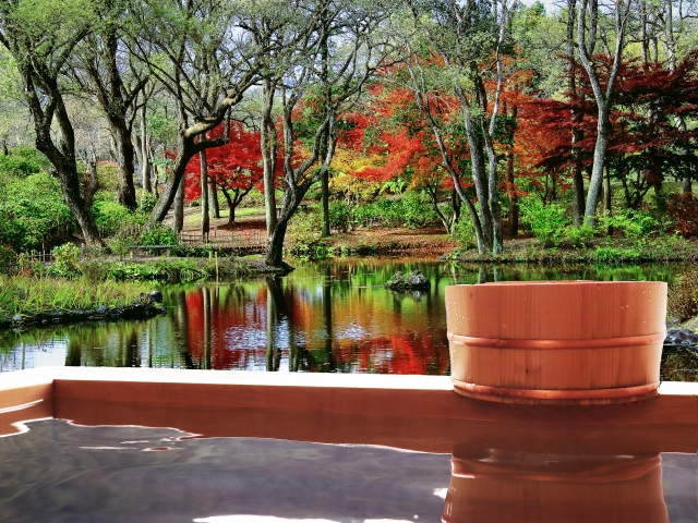 温泉施設で疲れを癒す